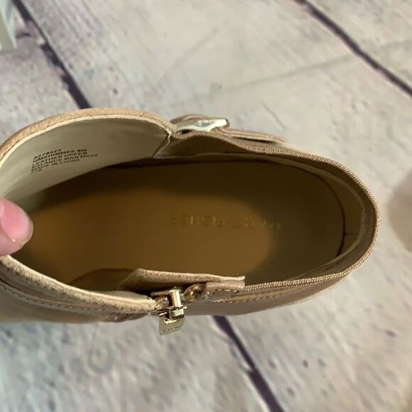 Marc Fisher Shimmee Size 8M Natural Suede - Picture 8 of 10